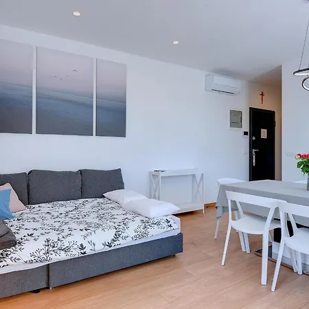 Modern With Large Covered Terrace Apartment *