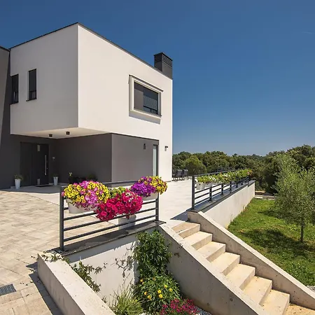 Modern With Large Covered Terrace Apartment Pula