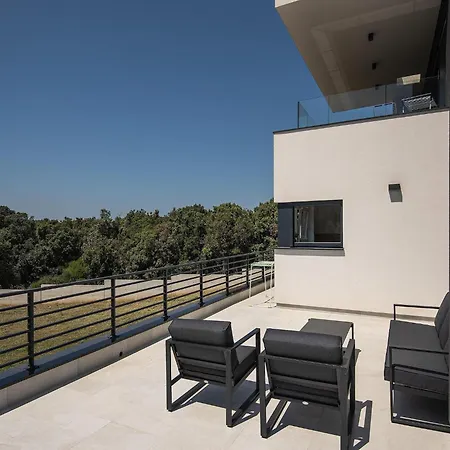 Modern With Large Covered Terrace Pula