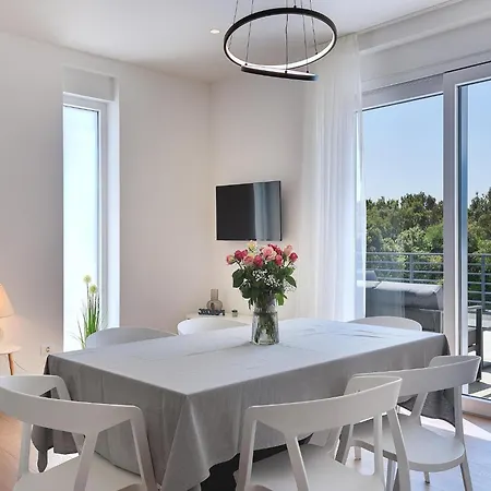 Modern With Large Covered Terrace Apartment Pula