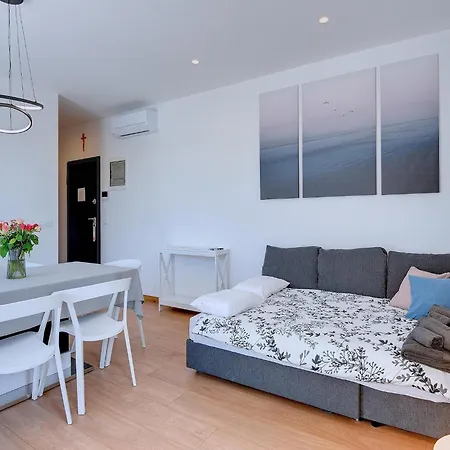 Modern With Large Covered Terrace Apartment *
