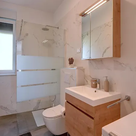 Modern With Large Covered Terrace Apartment Pula