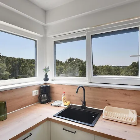 Modern With Large Covered Terrace Pula