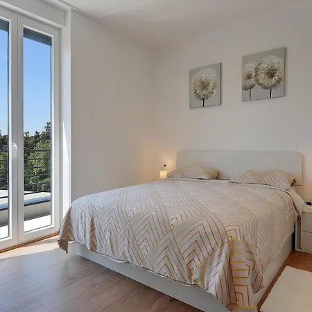 Modern With Large Covered Terrace Apartment Pula