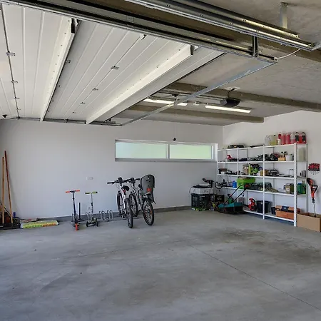 In Croatia Near Adriatic Coast 풀라